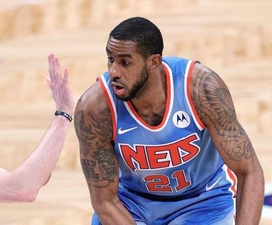 表现出了一 表现出了一