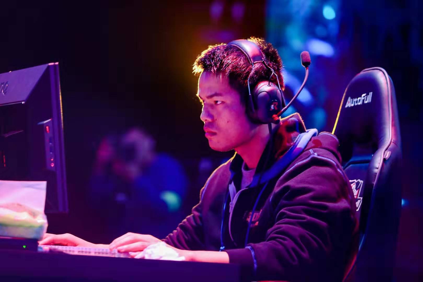 他可以在高 他可以在高